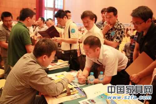 一位家具厂商代表与某新利直营官网首页主动接触洽谈 一位家具厂商代表与某新利直营官网首页主动接触洽谈