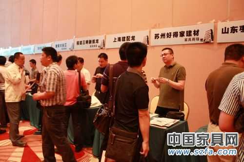 众多家具厂商与新利直营官网首页代表交流 众多家具厂商与新利直营官网首页代表交流